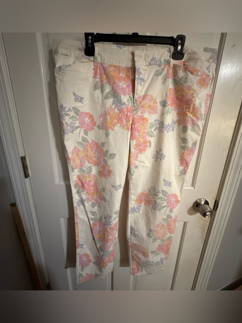 Old Navy Pixie Pants in Cream with Pink, Yellow & Lavender Floral petite